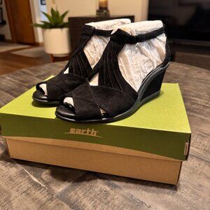 EARTH Curvet Black Suede Peep Toe Wedge Size 7.5 NEW IN BOX